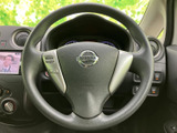 握りやすいステアリング形状で、快適なドライビングを実現。オーディオやハンズフリー通話の操作もステアリングから可能です。