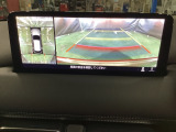 狭い場所での駐車やすれ違いなどでより的確な運転操作に役立つ360&deg;ビューモニターが装備されています。