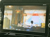 停車中に、テレビや映像コンテンツをお楽しみいただけます。後部座席での移動時間を快適に過ごせる、便利な機能です。家族旅行の移動も楽しくなります。