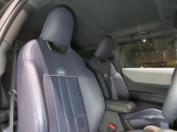 【運転席】スポーツシートでドライバーの体にフィットし、運転をしっかりとサポートしてくれます!