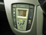 オートエアコンを装備しておりますので、四季を通じて車内を快適な温度に保つことが出来ます!高級感が有りますね!