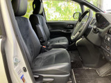 広々とした運転席空間は、長距離運転でも疲れにくい設計。上質なシート素材が、快適なドライブを演出します。視界も広く、運転に集中できます。