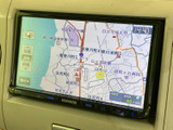 見やすい地図画面で、運転中でも安心してナビゲーションを利用できます。詳細な地図情報で、初めての道も迷うことなく走行できます。
