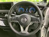 握りやすいステアリングは、運転時の操作性を高めます。スポーティなデザインが、ドライビングへの意欲を掻き立てるでしょう。快適な運転体験を。