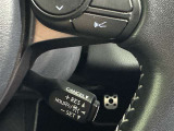 クルーズコントロール機能が付いています。 速度を設定するとアクセルを踏まなくても一定の速度で走ることができます。  高速道路ではとても便利な装置なんです。