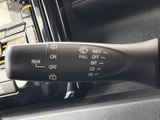 操作しやすい位置に配置されたウインカーレバー。確実な操作感で、安全な車線変更をサポートします。ワイパー操作もこれ一つで可能です。