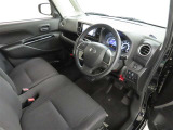 シンプルで使いやすいデザインの運転席です。
