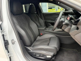 シートはアルカンタラ&テップレザー仕様です。ホールド感のあるフロントシートは長時間の運転でも疲労感を感じさせず、腰への負担も軽減させます