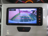 車両後方の映像を映すバックモニター。進路を確認しながら安全に車庫入れできます。