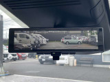 乗員、ヘッドレスト、積載物などでさえぎられがちなルームミラーの後方視界をクリアに保ちます。車室内の状況に関わらず、車両後方にあるカメラの画像をルームミラーに映し出します。