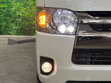【LEDヘッドライト】悪天候や夜間走行時も良好な視界を確保し安心して運転できる高輝度LEDヘッドライトを装備!点灯速度が早く、消費電力も抑えられています。