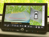 後方確認をサポートするモニターは、安全な運転に貢献します。狭い道や駐車時にも、安心してお使いいただけます。