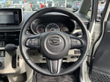 握りやすいステアリングで、快適な運転をサポート。操作性にも優れ、スムーズなハンドリングを実現しています。