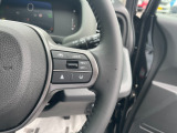 【アダプティブ・クルーズ・コントロール】予め設定した車速内でクルマが自動的に加減速。 前走車との適切な車間距離を維持しながら追従走行し、高速道路でのドライバーの疲労を軽減。「安全」をお求めください。