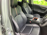 運転席からの視界は広く、運転操作もスムーズに行えます。シートの座り心地も良く、長距離運転でも疲れにくいのが特徴です。