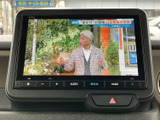 停車中にテレビや映像を楽しめるので、休憩時間や待ち時間に便利です。視聴機能で、より快適な時間を過ごせます。※安全運転を心がけましょう。