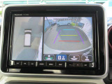 車両の前後左右にある4つのカメラを合成することで、まるでご自身のクルマを空から見ているような俯瞰での映像を映し出してくれます。バック時ももちろんのこと、前進時に視界の悪い交差点でも役に立ちますね。