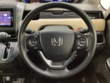 ハンドルにHondaセンシング系のクルーズコントロールやレーンキープアシストなどのスイッチと、オーディオの操作スイッチが装備されています。ハンドルから手を離さず安全に操作できます。