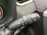 操作しやすいウインカーレバーで、スムーズな車線変更をサポート。直感的に操作できるため、運転に集中できます。安全運転をサポートします。
