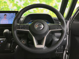 握りやすいステアリングで、正確な操舵を実現。操作性にも優れ、運転の楽しさを高めます。快適なドライビングを。