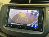 リバースギアに入れるだけで後方の表示へ切り替わります。夜間や雨の日の駐車も楽になりますよ。