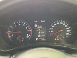 ひと目で確認できる視認性の高いメーターです。運転に必要な情報を的確に捉え、安全運転をサポートします。清潔感があり、運転に集中できる空間です。