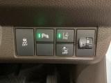 ハンドルの右側にはヘットライトリベライザーとHondaセンシング用のメインスイッチがついています。ヘッドライトリベライザーは道路状況や積荷の加重に応じてライトの高さを調節できます。