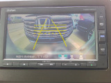 バックカメラの画像です。ガイドラインがスムースな車庫入れをサポートいたします。車庫入れの安心感がアップしますね。