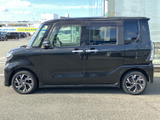 シンプルながらも洗練されたサイドシルエット。広々とした車内空間を予感させるフォルムが魅力です。日常使いに最適な一台です。