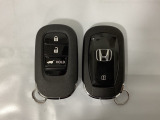 スマートキーを装備しています。鍵を差し込むことなくドアロックの開け閉めと、スタートボタン操作でのエンジンスタートができます。ボタン操作でトランクが開けられる電動テールゲートのボタンもついています。