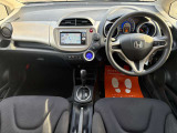 運転席廻りの画像です。操作スイッチ類もキレイな状態です。専門のスタッフが内外装を清掃・きめ細かい箇所までクリーニングしています