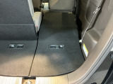 ワンアクションで後席を倒して、さらに使いやすく!!背もたれを左右別々に倒すことができます。