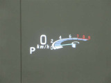 カラーヘッドアップディスプレイ付き。少ない視線移動で情報を確認できるので、運転の疲労軽減に繋がりますよ♪