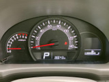 走行距離やエンジン回転数など、運転に必要な情報がひと目で確認できます。デジタル表示との組み合わせで、視認性も確保。日常の使い勝手を高めます。