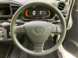 握りやすい形状で、運転中の腕への負担を軽減。操作性にも優れており、快適なドライブをサポートします。視認性の高いメーター類と一体感も魅力です。