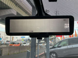インテリジェントルームミラーが付いております。バックドアについてますカメラと連動して、後方の映像がルームミラーに映ります。