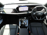 安全で快適な運転をサポートするアウディバーチャルコックピット。多機能でありながら優れた操作性で、シンプルで美しいインテリアデザインに溶け込んでいます。