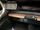 充電用USB端子付き。スマートフォンなどの充電に便利です。