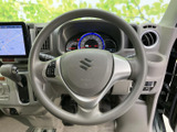 握りやすいステアリングは、運転操作をスムーズに行えます。操作性にも優れており、快適なドライビングを実現します。