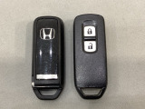 スマートキーを装備しています。鍵を差し込むことなくドアロックの開け閉めと、スタートボタン操作でのエンジンスタートができます。スペアキーも同じものを用意しております。