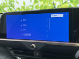 高精細な地図表示で、目的地までスムーズに案内。渋滞情報もリアルタイムで確認でき、効率的なルート選択を支援します。