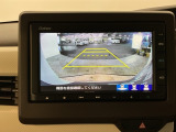 後方確認はお任せ! リアカメラ装備でバック駐車をサポートします。
