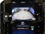 後方映像を11.6インチディスプレイに表示し、ステアリング連動ガイドラインが駐車をサポート。さらに後退時はリヤ4センサーが障害物を検知し、必要に応じてブレーキが作動します。