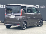 後部座席はプライバシーガラスとなっています。座っている人や置いてある荷物が見えにくくなっているのでプライバシーの確保が出来ます。ぜひ見て確認してみて下さい
