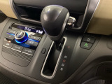 CVT車のセレクトレバーです。低速から高速まで、変速ショックのないスムーズな走りを実現するとともに、エンジン効率のよい領域を維持することで燃費にも貢献します。