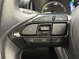 運転中、オーディオの操作をしてて、ハッとしたことはありませんか?ステアリングスイッチは、運転中でもハンドルでオーディオの操作が可能です。安全なドライブをサポートします。