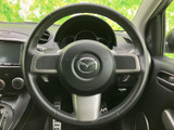 握りやすいステアリングは、運転の楽しさを向上させます。操作性にも優れ、スムーズなドライビングをサポート。快適な運転環境です。