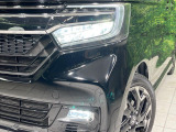【LEDヘッドライト】悪天候や夜間走行時も良好な視界を確保し安心して運転できる高輝度LEDヘッドライトを装備!点灯速度が早く、消費電力も抑えられています。