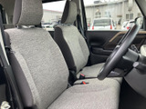 座り心地の良いシートは、長距離ドライブでも疲れにくいのが特徴。運転席からの視界も広く、運転に集中できます。