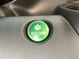 ECON モードをON にするとアクセルペダルの動きに対するエンジンの反応とエアコンの制御を切り換えることで、燃費のいい運転をするドライバーがペダルを踏んだ時と同じようにエンジンを制御します。